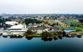 The Lakes Hotel & Conference Centre